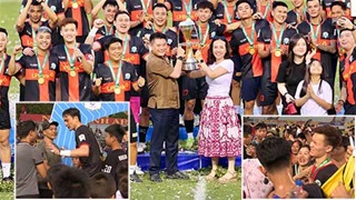 Hoàng Đức, Văn Lâm "than trời" khi bị fan quây kín trong ngày Phù Đổng Ninh Bình nhận cúp vô địch
