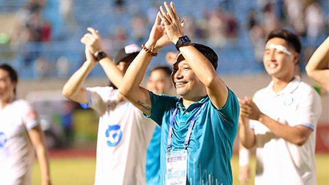HLV Vũ Hồng Việt khiến cả V.League phải 'ngả mũ' nể phục
