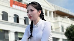  Loan Barbie khiến fan trầm trồ khi khéo khoe cặp chân dài 