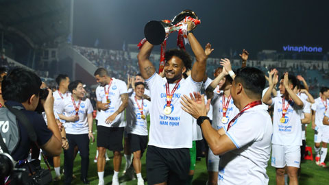 Nam Định ăn mừng vô địch V.League cực hoàng tráng, Xuân Son hứa sẽ sớm trở lại để hạ gục Malaysia