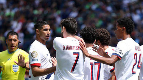 Kvaratskhelia đi vào lịch sử Club World Cup nhờ... cái lưng may mắn