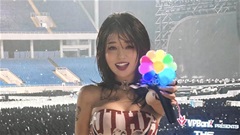 Nữ runner quyến rũ Hà Kim ướt nhẹp khi đi đu idol