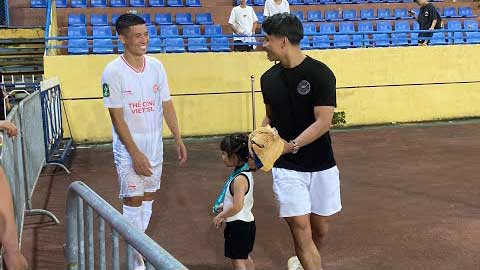 Văn Thanh tới chung vui với CAHN, bắt chuyện với Tiến Dũng sau trận bán kết cúp Quốc gia