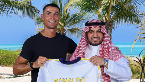 Ronaldo khoe ảnh gia hạn hợp đồng với Al Nassr