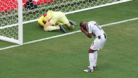 VIDEO Trung vệ Juventus đá phản không thể tin nổi trước Man City