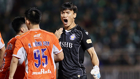 Quá ngạc nhiên, người hùng Bùi Tiến Dũng vừa ghi bàn vừa cản phá penalty