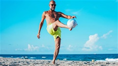 Guardiola cảnh báo học trò về sấm sét và cá mập