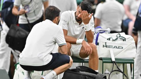 Wimbledon 2025: Novak Djokovic 2 lần phải trợ giúp y tế, đánh 4 set căng thẳng