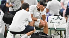 Wimbledon 2025: Novak Djokovic 2 lần phải trợ giúp y tế, đánh 4 set căng thẳng