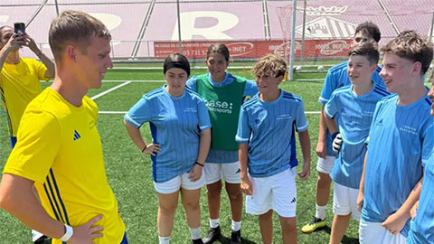 Dani Olmo 'dụ dỗ' đồng đội ở ĐT Tây Ban Nha sang Barca