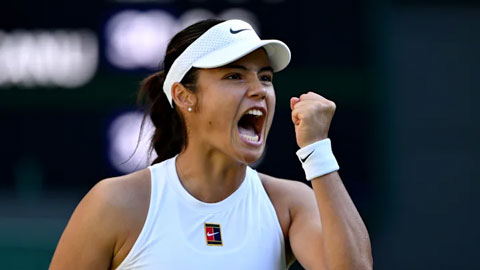 Mỹ nhân Raducanu thăng hoa cả tình trường lẫn trên sân cỏ, mơ gây sốc ở Wimbledon