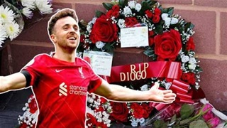 VIDEO CĐV Liverpool đặt vòng hoa tưởng nhớ Jota, đê nghị treo áo số 20 vĩnh viễn