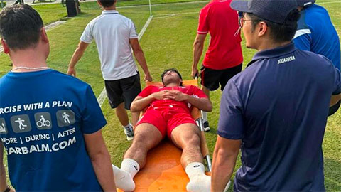 Tuyển thủ U23 Việt Nam bất tỉnh trên sân sau va chạm 