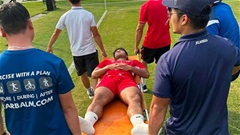 Tuyển thủ U23 Việt Nam bất tỉnh trên sân sau va chạm 