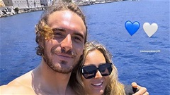 Stefanos Tsitsipas chia tay bạn gái, bị HLV chê bai khi bị loại khỏi Wimbledon