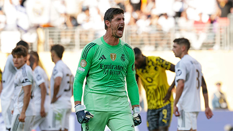Courtois có pha cứu thua kinh dị trước Dortmund