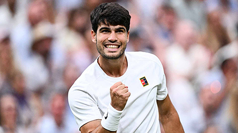 Wimbledon 2025: Carlos Alcaraz thăng hoa đúng lúc, ngược dòng hạ Rublev để vào tứ kết