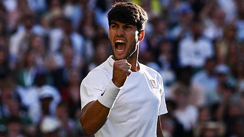 Wimbledon 2025: 'Nhà vua' Carlos Alcaraz hủy diệt tay vợt Anh, đoạt vé bán kết sau 99 phút