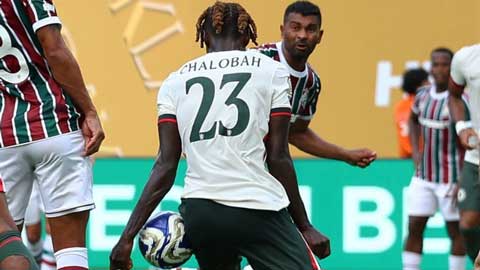 VIDEO Tranh cãi Chelsea thoát penalty trước Fluminense: Vì sao VAR 'bẻ còi'?