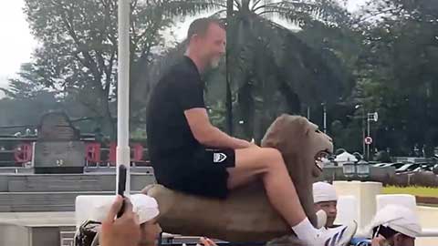 VIDEO Chưa từng thấy với màn tiếp đón của CĐV Indonesia với đội bóng Anh