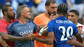 VIDEO Cận cảnh HLV Luis Enrique bóp cổ và tát Joao Pedro