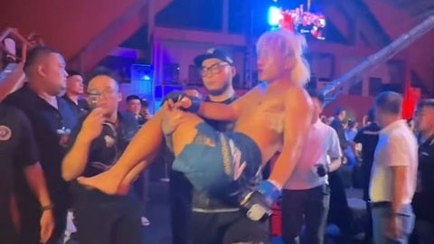 'Gáy sớm' trước trận, võ sĩ MMA Trung Quốc bị đánh bại và phải bế ra khỏi võ đài