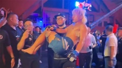 'Gáy sớm' trước trận, võ sĩ MMA Trung Quốc bị đánh bại và phải bế ra khỏi võ đài