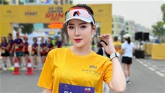  Loan Barbie khoe vẻ đẹp rạng ngời, tự hào 'unbox' cầu Hoàng Gia
