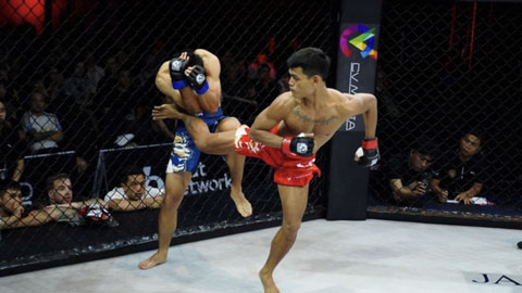 'McGregor Việt Nam' Danh Trung tung cú đá xoay, võ sĩ Trung Hiếu nhập viện khẩn cấp