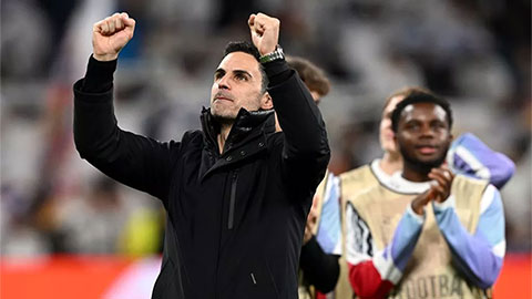 Arsenal thắng Liverpool trong cuộc chiến giành 'cỗ máy săn bàn' 17 tuổi