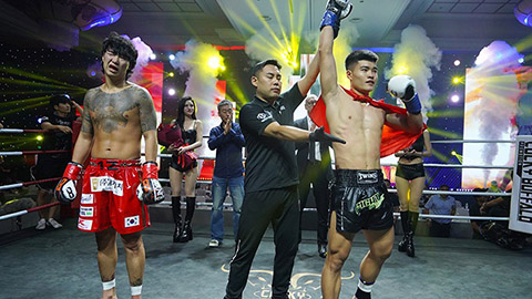 Hotram Clash 2025:  'Thần đồng võ thuật' Kiều Duy Quân hạ knock-out đối thủ Hàn Quốc chỉ sau 1 phút!