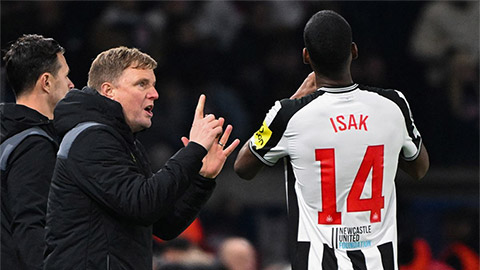 Isak bị Newcastle đuổi về nhà