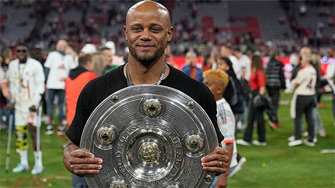 Bayern bị 'tước' hai danh hiệu cùng lúc