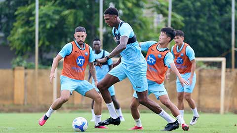 Tiền đạo cao 2m01 bắt đầu khiến V.League run sợ với những bước chạy đầu tiên tại Nam Định
