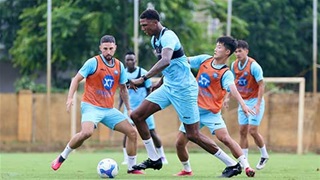 Tiền đạo cao 2m01 bắt đầu khiến V.League run sợ với những bước chạy đầu tiên tại Nam Định