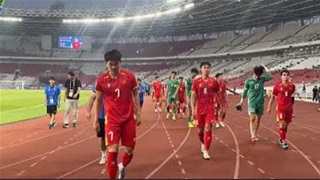 Đình Bắc tập tễnh vẫn cố gắng cùng đội U23 Việt Nam ra chào CĐV sau tấm vé vào chung kết Đông Nam Á