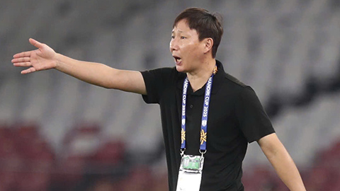Báo Hàn Quốc tin HLV Kim Sang Sik vượt mặt ông Park Hang Seo