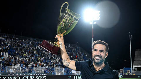 Cesc Fabregas giành danh hiệu đầu tiên trong sự nghiệp cầm quân