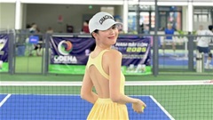Nữ hoàng nội y Ngọc Trinh khéo khoe thân hình nuột nà trên sân pickleball
