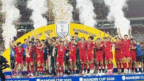 VIDEO Khoảnh khắc U23 Việt Nam nâng cao cúp vô địch ĐNÁ lần thứ 3 liên tiếp