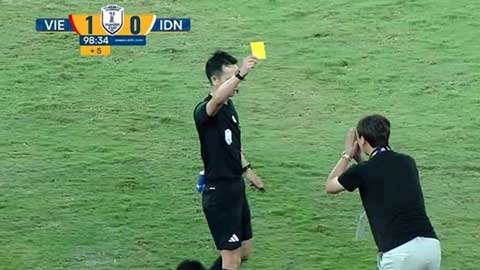 VIDEO HLV Kim Sang Sik vái lạy trọng tài trong trận đấu với U23 Indonesia