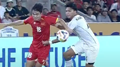 U23 Indonesia liên tiếp chơi xấu U23 Việt Nam, Lý Đức thúc cùi chỏ trả đũa