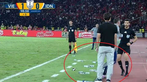 Cận cảnh màn rải chai nước cực quái của U23 Việt Nam ngăn U23 Indonesia ném biên