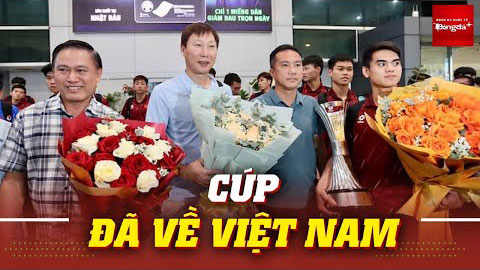 Cúp đã về tới Việt Nam, những người hùng U23 Việt Nam hiên ngang trong vòng tay NHM