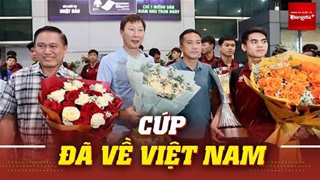 Cúp đã về tới Việt Nam, những người hùng U23 Việt Nam hiên ngang trong vòng tay NHM