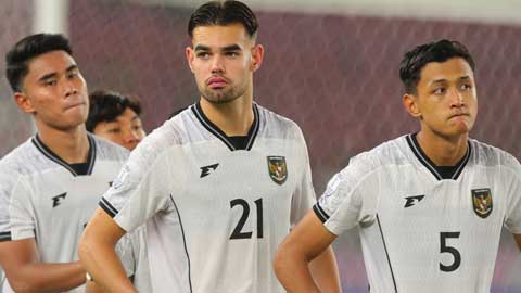 Cầu thủ U23 Indonesia cúi gằm mặt nghe CĐV chửi bới sau khi thua Việt Nam