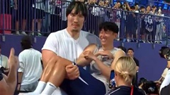 Son Heung-min gây sốt khi được 'người khổng lồ' bế như em bé