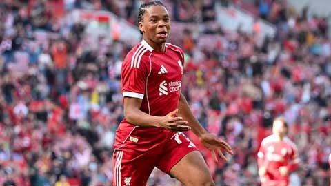 Thần đồng 16 tuổi của Liverpool ghi bàn và kiến tạo khiến fan ngất ngây