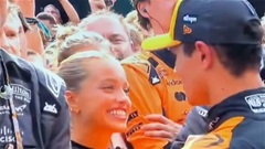 Lando Norris chia sẻ khoảnh khắc ngọt ngào cùng bạn gái người mẫu sau chiến thắng tại Hungarian GP