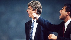 Arsene Wenger phải giấu trái bóng vì sợ các cầu thủ Nhật Bản… tập đến chết!
